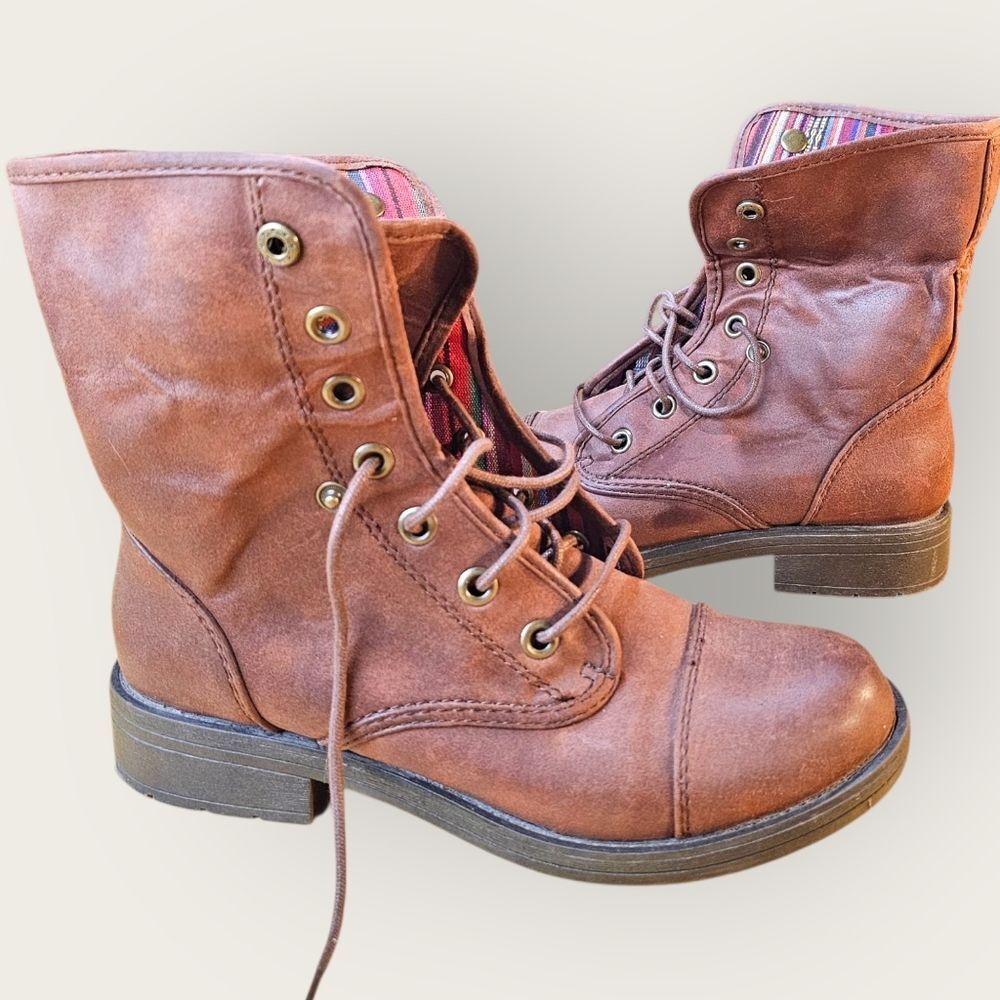 ๐คโAmerican Eagle Ankle Boots | Brown | Lace-Up | Striped Accent - Picture 2 of 7